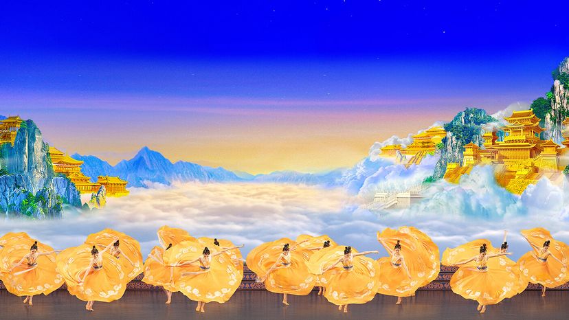 雲海と金色の楼閣を描いた背景幕の前で、黄色の衣装の舞踊家たちが舞う